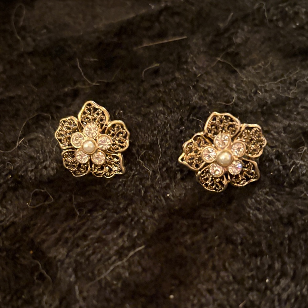 Elegant Gold Flower Earrings